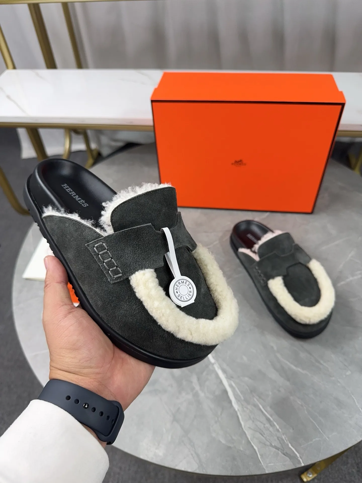 p460🐮🐮HERMES Birkenstock Mules🍬 Spring and summer really need versatile slippers. They have a casual and high-end feel, and the comfort is also great. The large toe design adds a playful feel, and the slip-on design is convenient and practical to wear. 🌷Upper: original high mercerized cow velvet 🌷Inner lining: wool 🌷Outsole: original TPU water platform + rubber film combination 🌷Number of sizes: women's size 35-40 (40-41 -42 is not returnable) men's size: 38-45 (45 is not returnable)